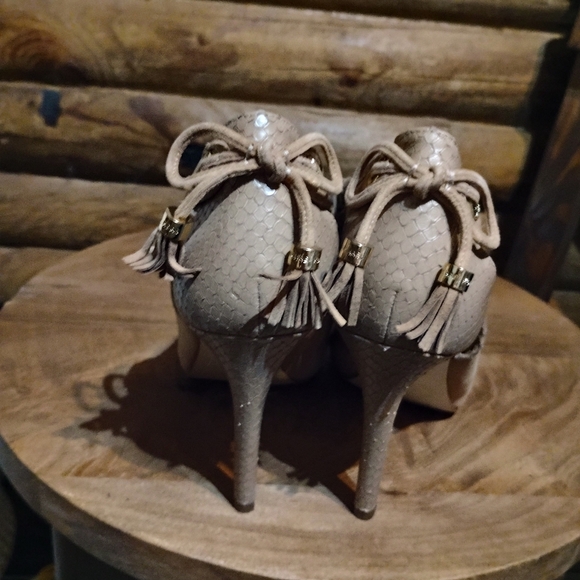 Michael Kors Light Beige Heels with  Open-Toe Design - Picture 5 of 9